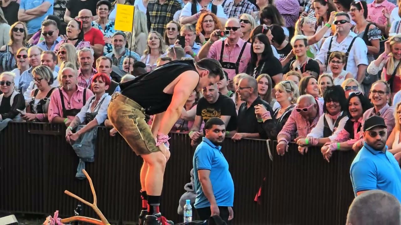 Andreas Gabalier Live auf der Loreley Juni 2024 / Hulapalu mit kleinem Fan