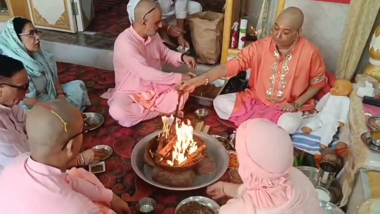 कुटिया श्री नंगली द्वार मे हवन करते हुए श्री गुरू महाराज जी व संत,भगत.🙏🙏🙏