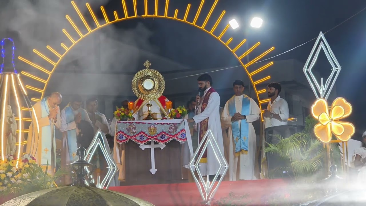 തിരുനാളിൽ ആയിരങ്ങൾ അനുഗ്രഹീതരായ ദിവ്യകാരുണ്യ ആശിർവാദം 