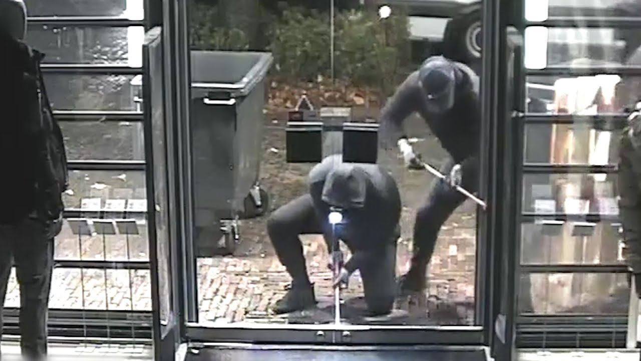 Vught en Oisterwijk: Enorme schade door inbraken in kledingwinkels