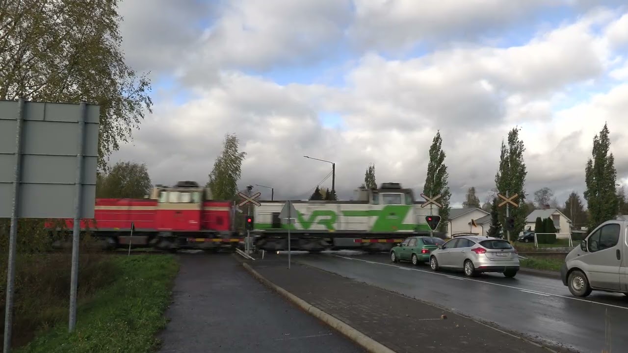 VR freight train T  53272 passed MAANTUOTE level crossing @ Ilmajoki, Finland