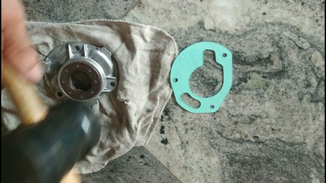 Troca da junta e do retentor da flange da bomba de óleo.