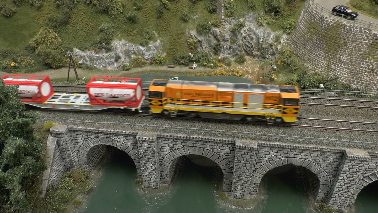 Diesellokomotive Vossloh G 2000 BB mit Güterwagen in H0 - Märklin und Trix Sommer-Neuheiten 2021