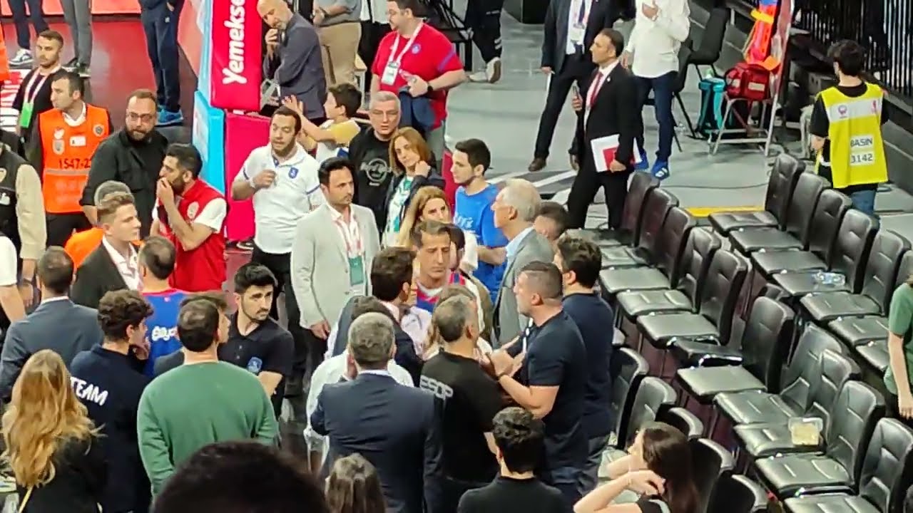 Maç sonu Sertaç Komsuoğlu hakemlerin peşinden koşarken, kenardaki Efes taraftarlarıyla tartışır