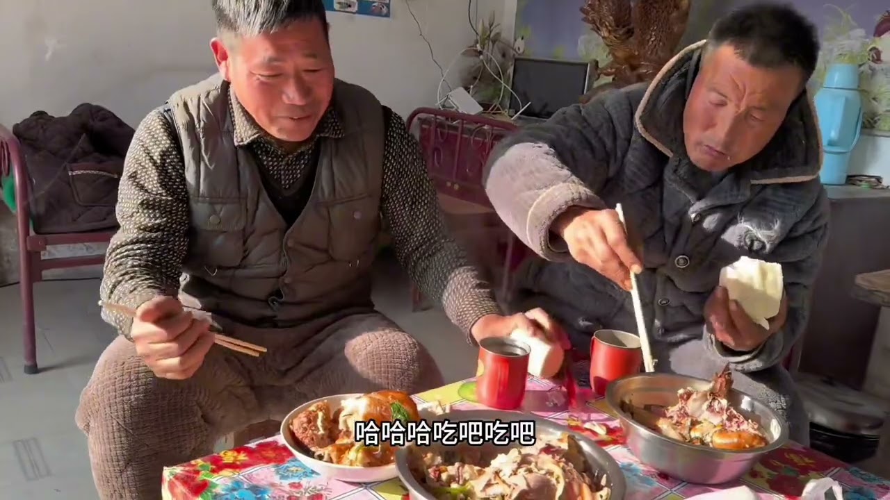 励志和峰这几天绝对吃过瘾了，峰又吃了一大盆肘子和肉，这段时间结婚的多，尽量吃吧。#我的乡村生活 #记录真实生活 #原创视频 #大口吃肉