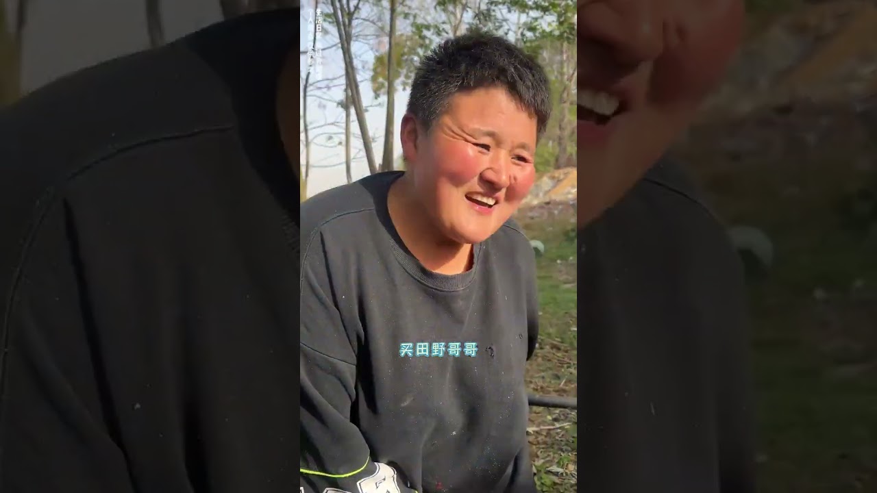 今天来兰姐家帮忙把厨房水泥地做一下，后面给兰姐家支个灶台。#记录真实生活 #农村生活