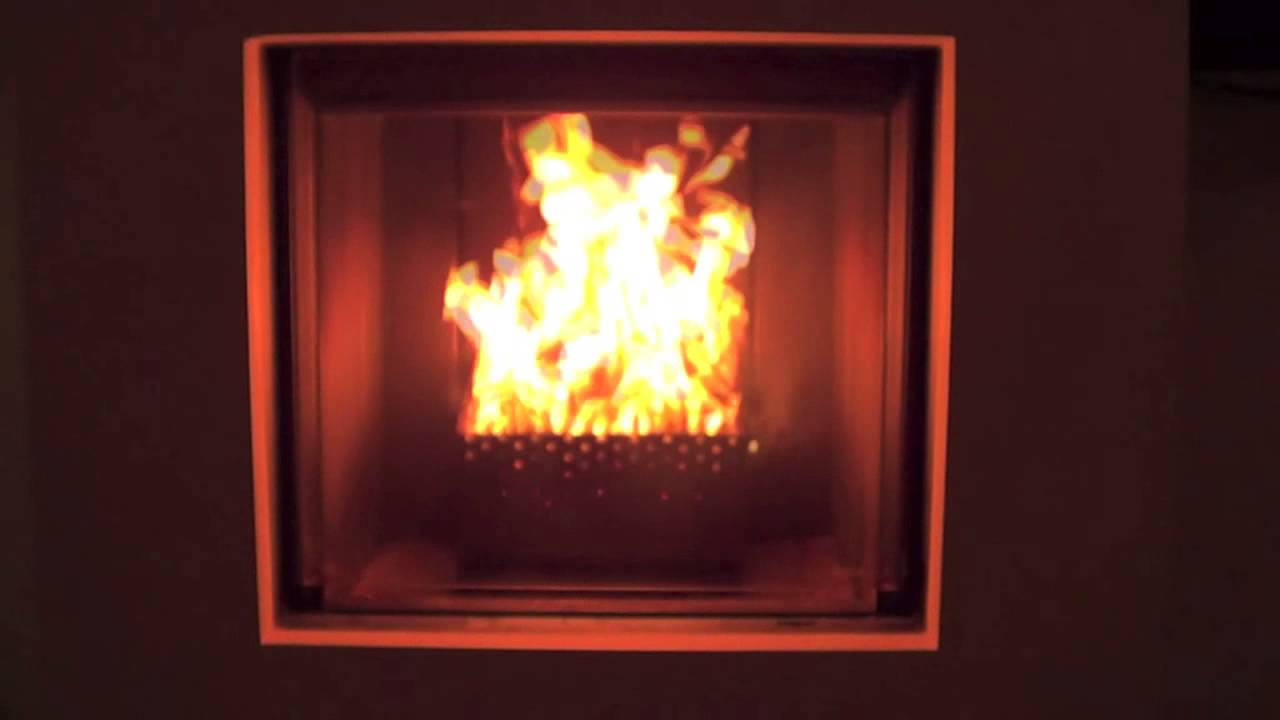 Houtpellets in haard of kachel branden