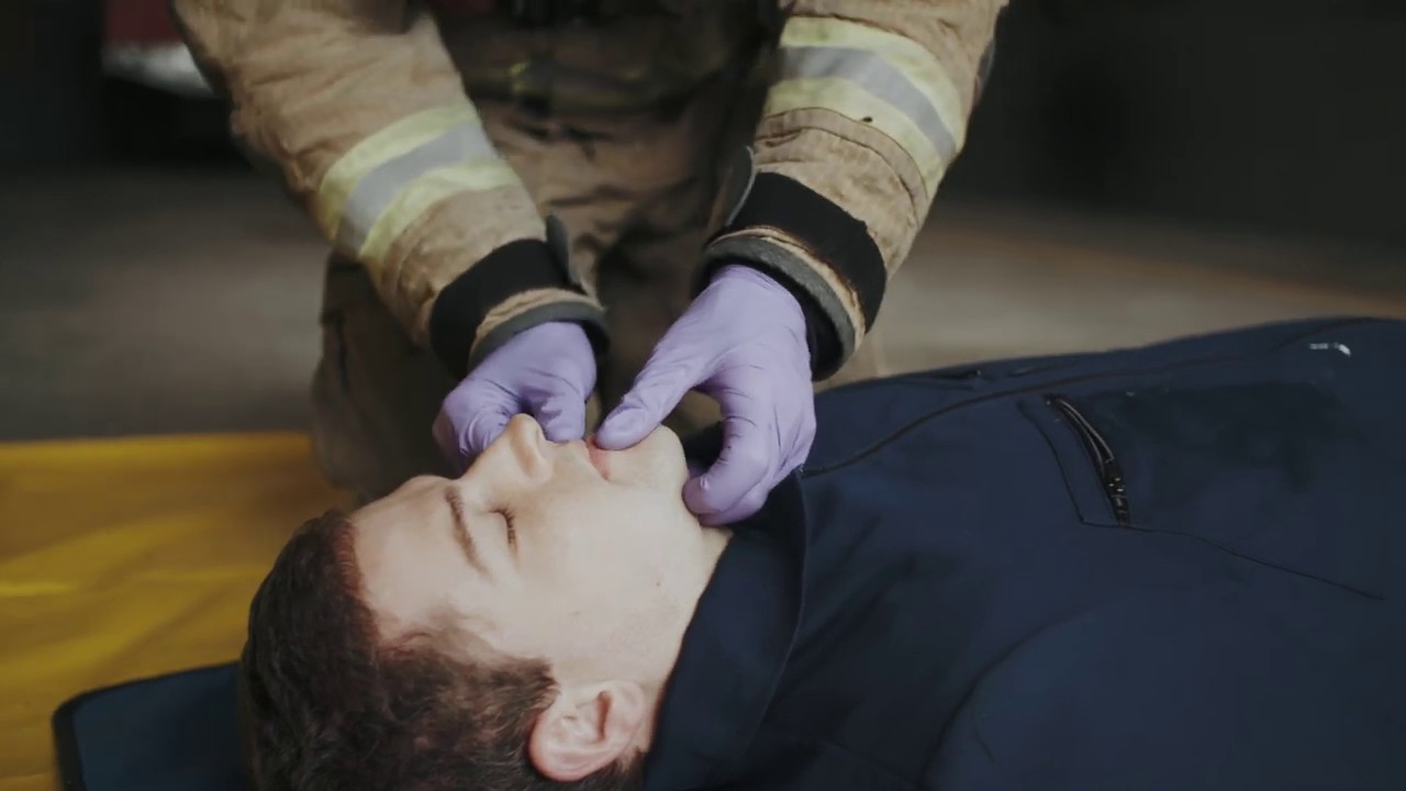 Izvajanje osnovnega CPR postopka za odrasle po veljavnih algoritmih
