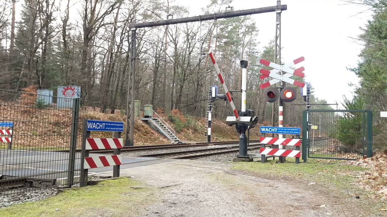 Spoorwegovergang Ugchelen (Apeldoorn) // Dutch Railroad Crossing