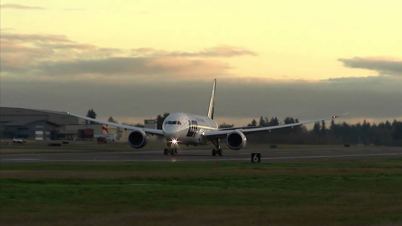 Dreamliner LOT start z lotniska w Everett