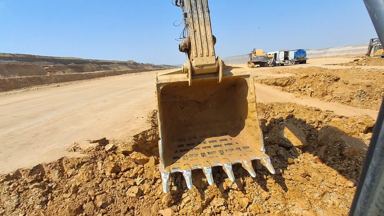 #video backhoe loading dumpers 460volv taracks Mighty mixx full loading Ec480Dl Volvo 