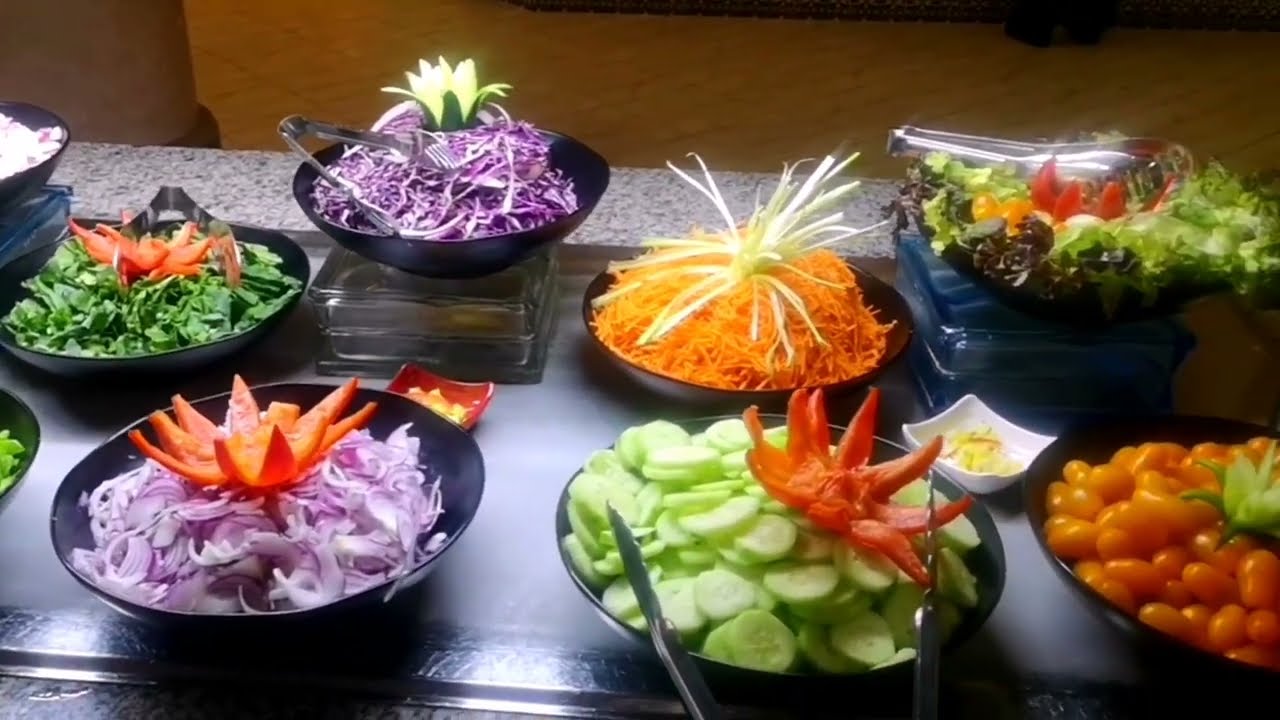 les salades buffet froid avec toutes les Sauces internationales