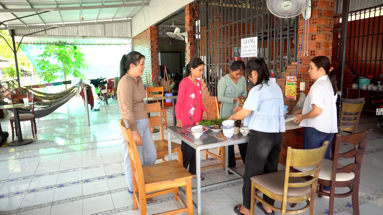 Hôm Nay Ghé Thăm Quán Cà Phê của Chị 3, Buổi Sáng và Chiều Đông Khách