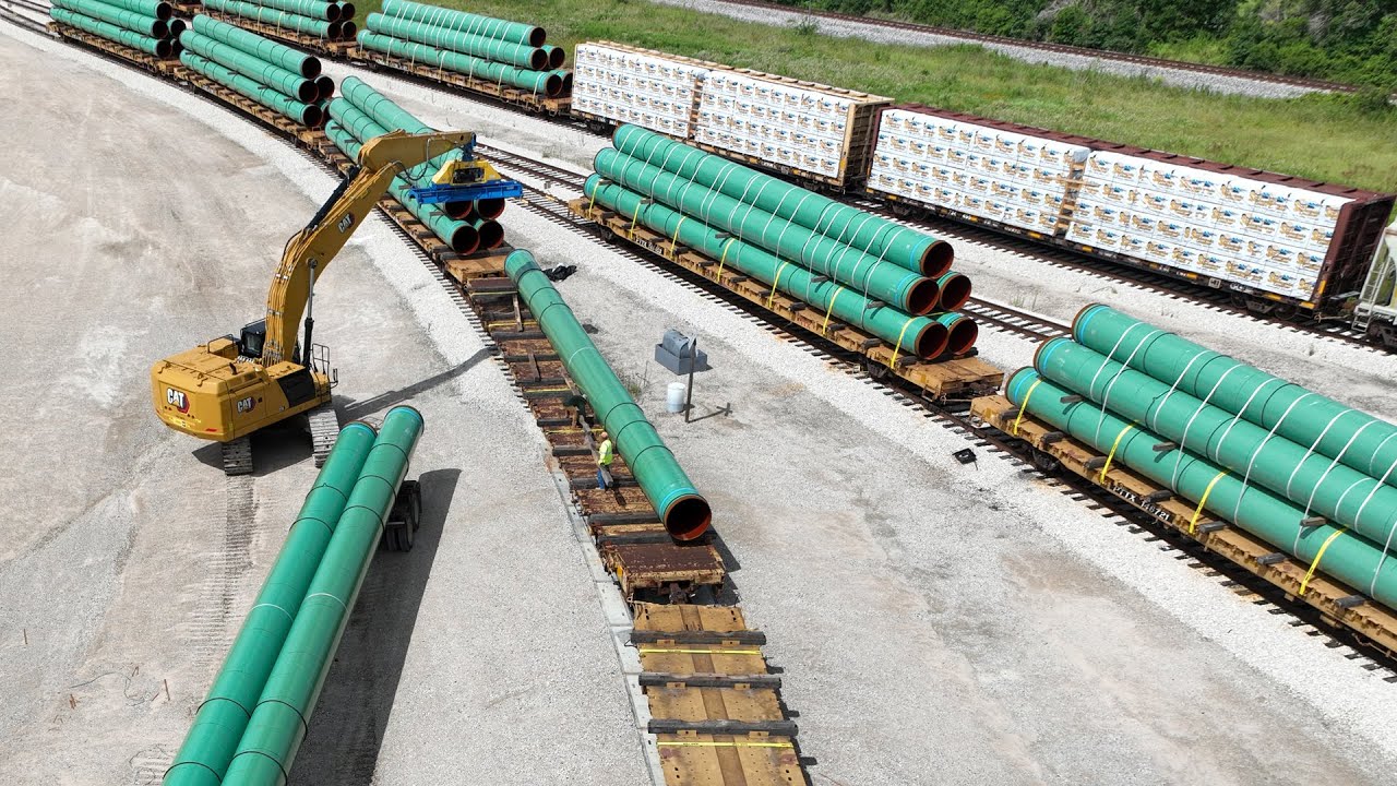 Unloading Pipe Made Simple: RC Series Vacuum Lifter in Action!