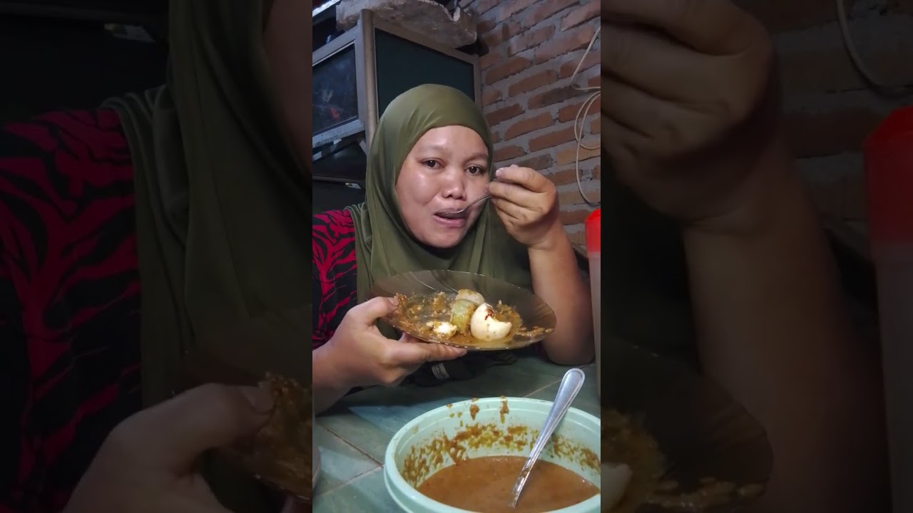 Makan Lontong Bumbu Pecel 