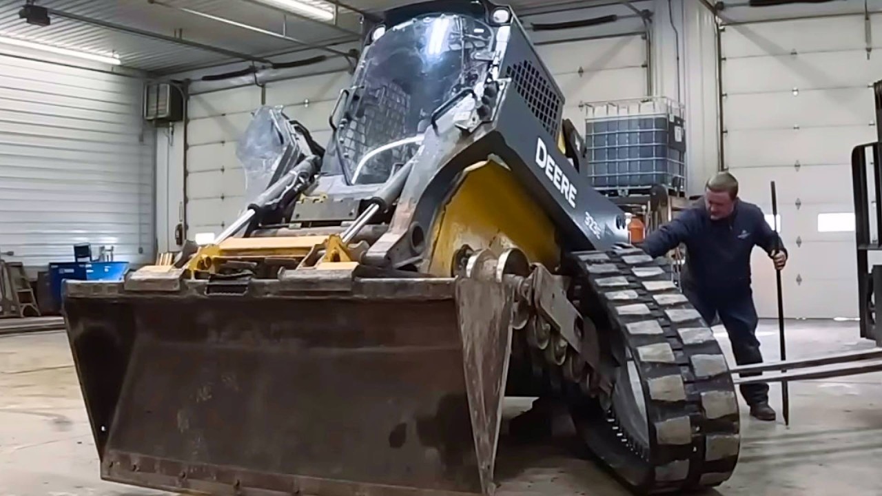 Этот трактор John Deere 323E был в нескольких минутах от поломки главной передачи.