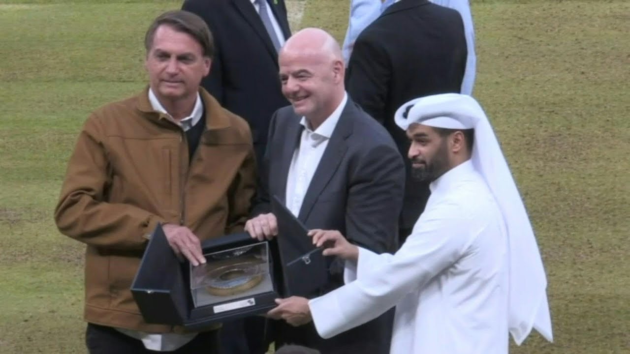 No Catar, Bolsonaro defende Copa do Mundo bienal | AFP