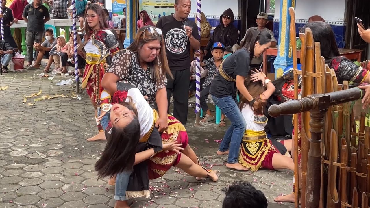 Diluar Nalar Sampai Kuwalahan Semua Kesurupan ❗ Cewek Cantik Kesurupan Kuda Lumping