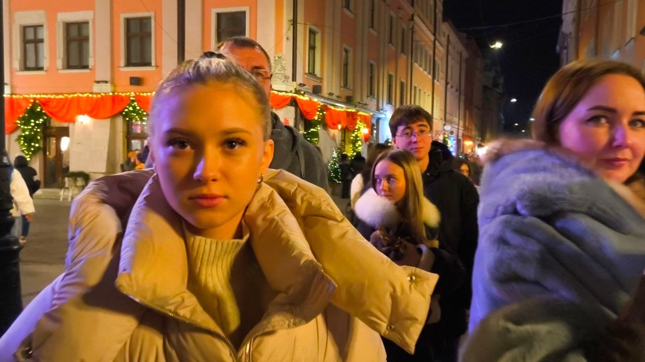4K Найчарівніші львів'янки і туристки вийшли на вулиці Львова у Різдво 2026 Lviv Christmas nightlife