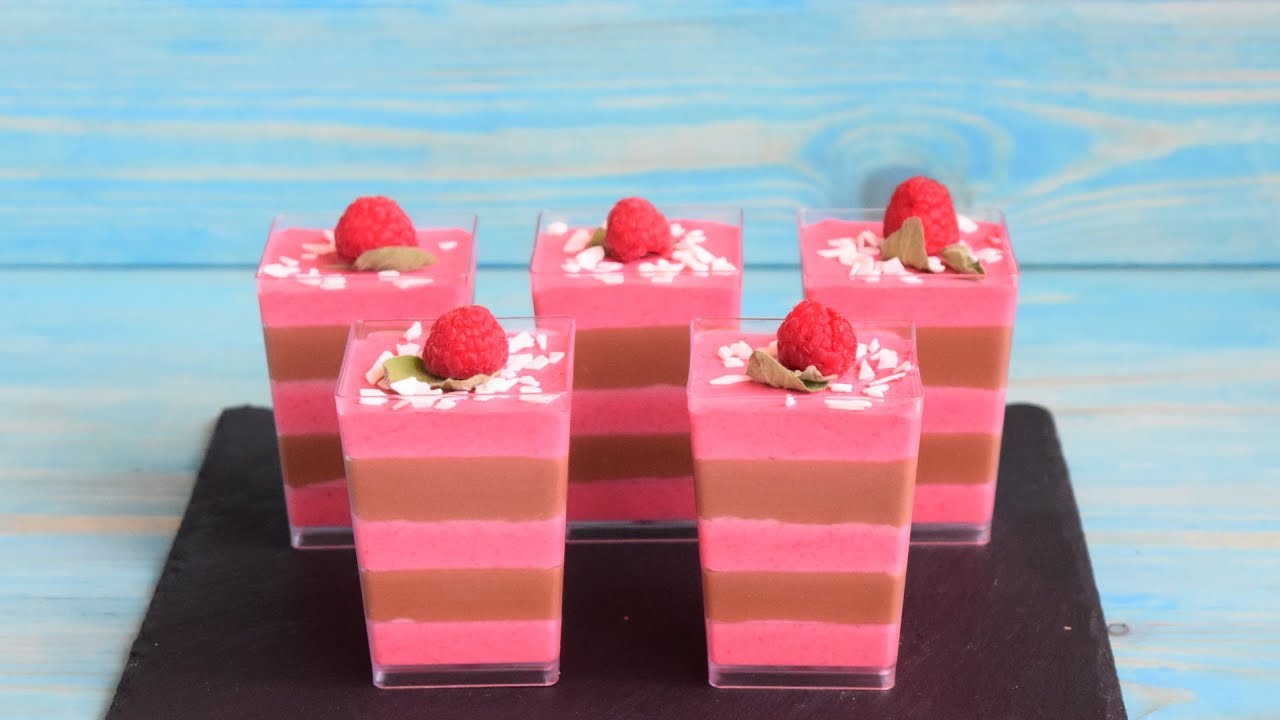 Малиново-шоколадный десерт в стаканчиках.