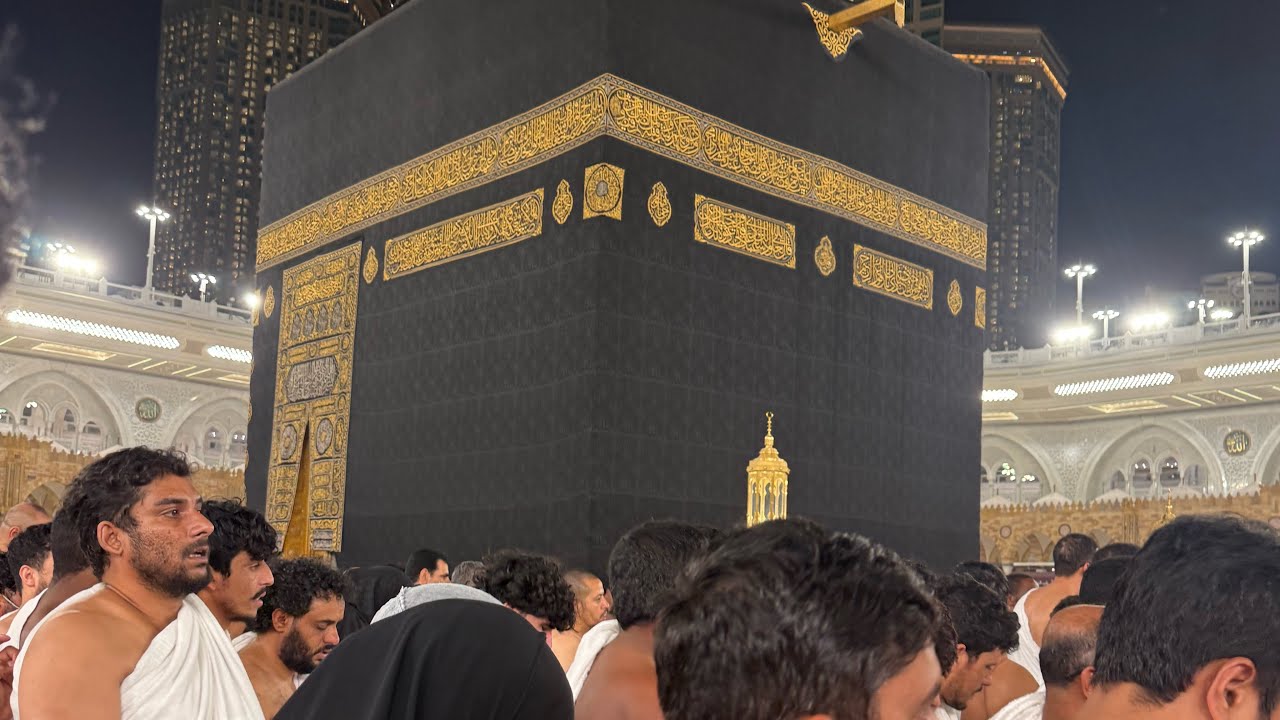 Taraweeh ke baad Masjid al-Haram ka yeh beautiful nazara… 🕋