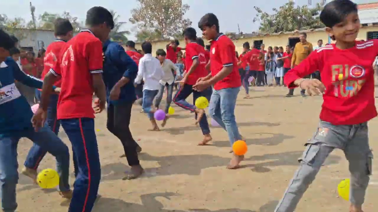 सगळे ज्या खेळाची वाट बघतात तो खेळ म्हणजे फुगा रेस😇😇
