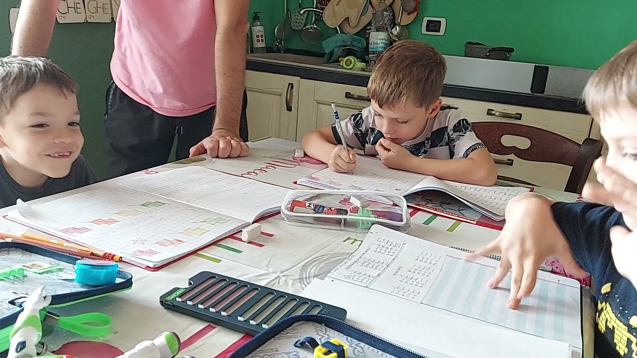 3 bambini Autistici fanno i compiti contemporaneamente