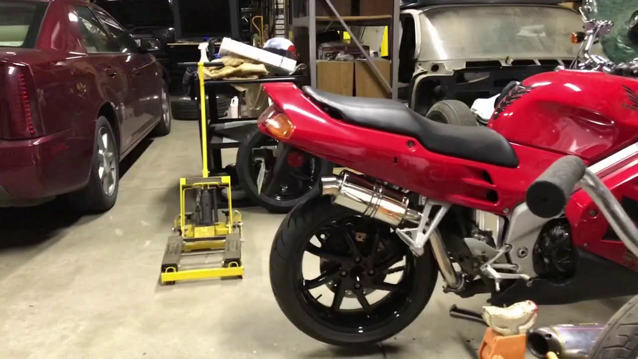 Delkevic high-mount 94-97 VFR exhaust install and start-up