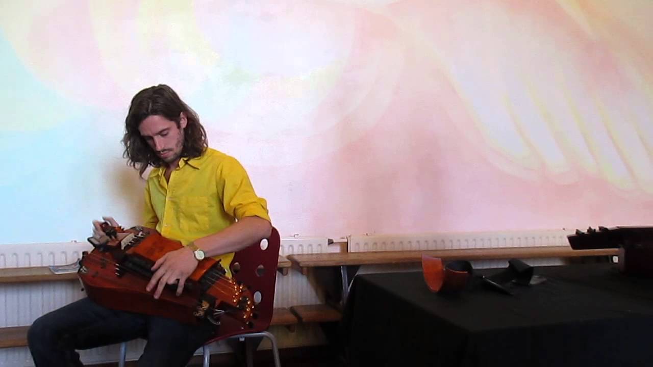 Harald Bauweraerts test een draailier door Walter Simons