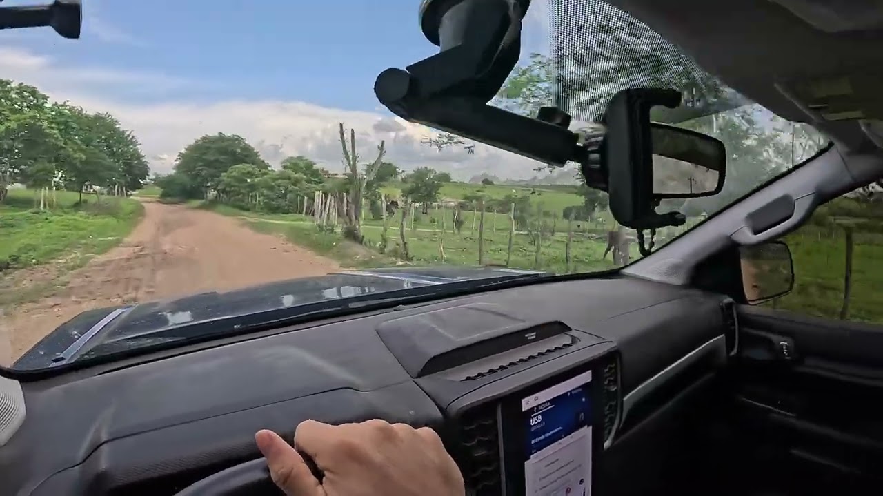 Ranger passando por muita lama no sertão verde 4K