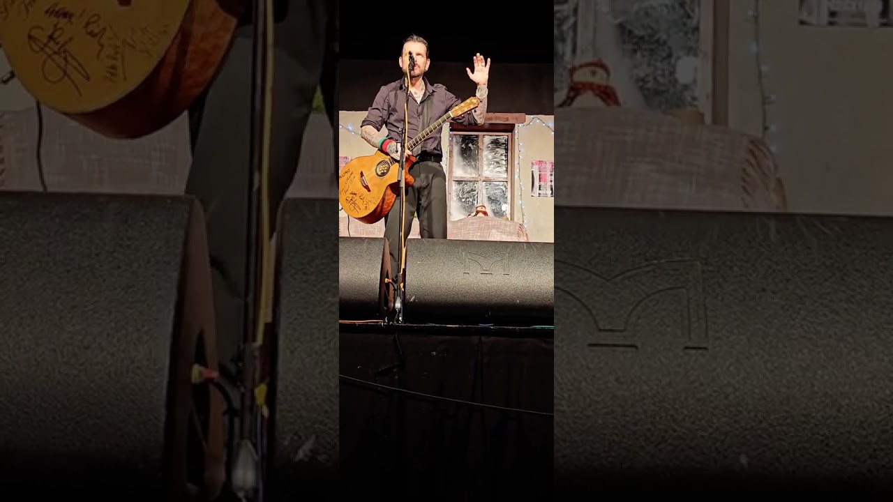 Ricky Warwick tells a story about meeting Lemmy and performs The Ace of Spades