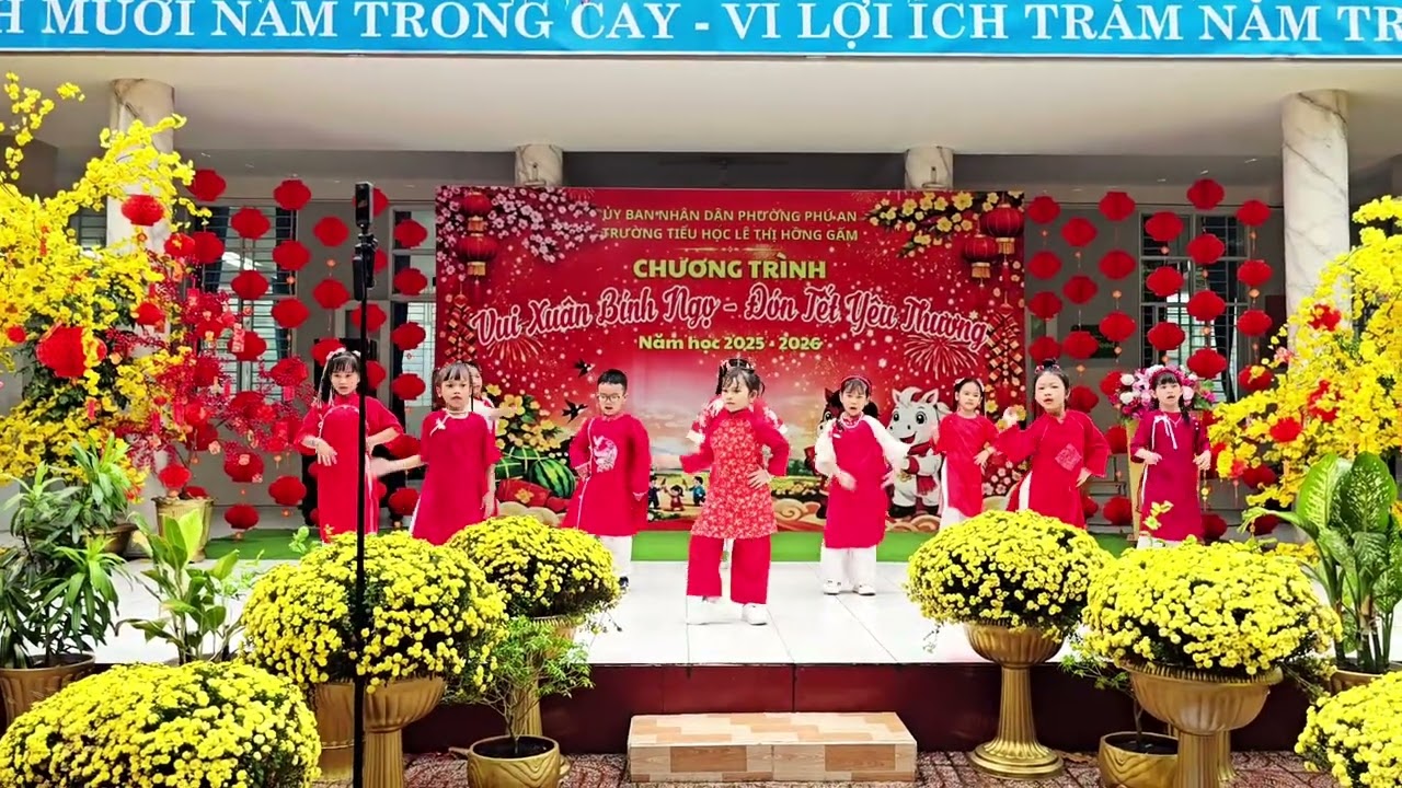 Tiết mục nhảy mashup nhạc tết của các em khối 1 2 