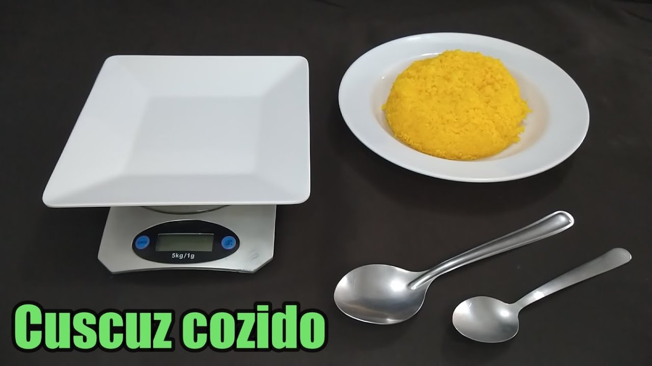 Como servir aproximadamente 100 gramas de cuscuz cozido utilizando apenas colheres.