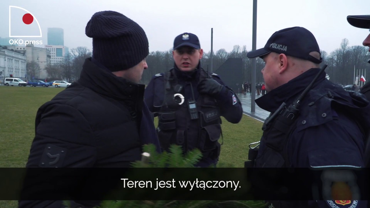 Pan Zbigniew składa wieniec, żandarm go zabiera. 119. miesięcznica katastrofy smoleńskiej