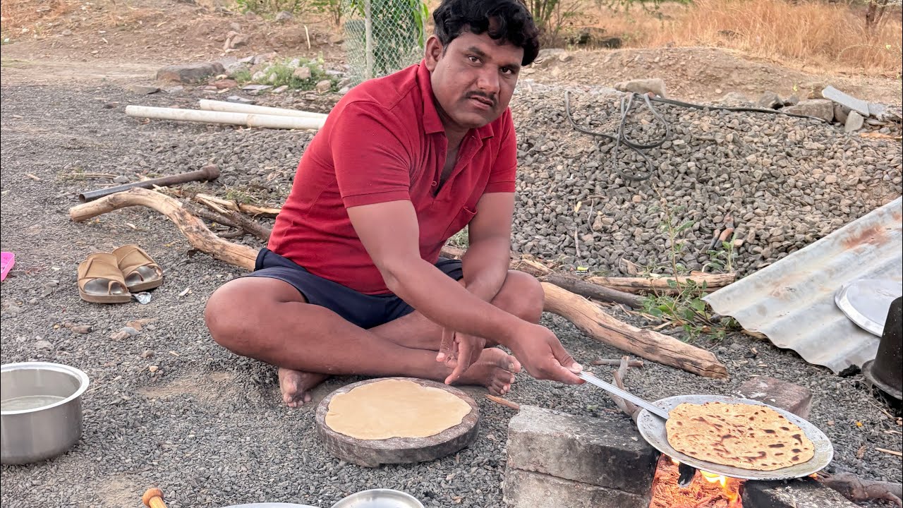 बायको गेली म्हणून काय झालं माझी पोर मी उपाशी ठेवणार नाय चुलीवर स्वयंपाक करायला लागलो😭#गावठीनिलेशपुनम