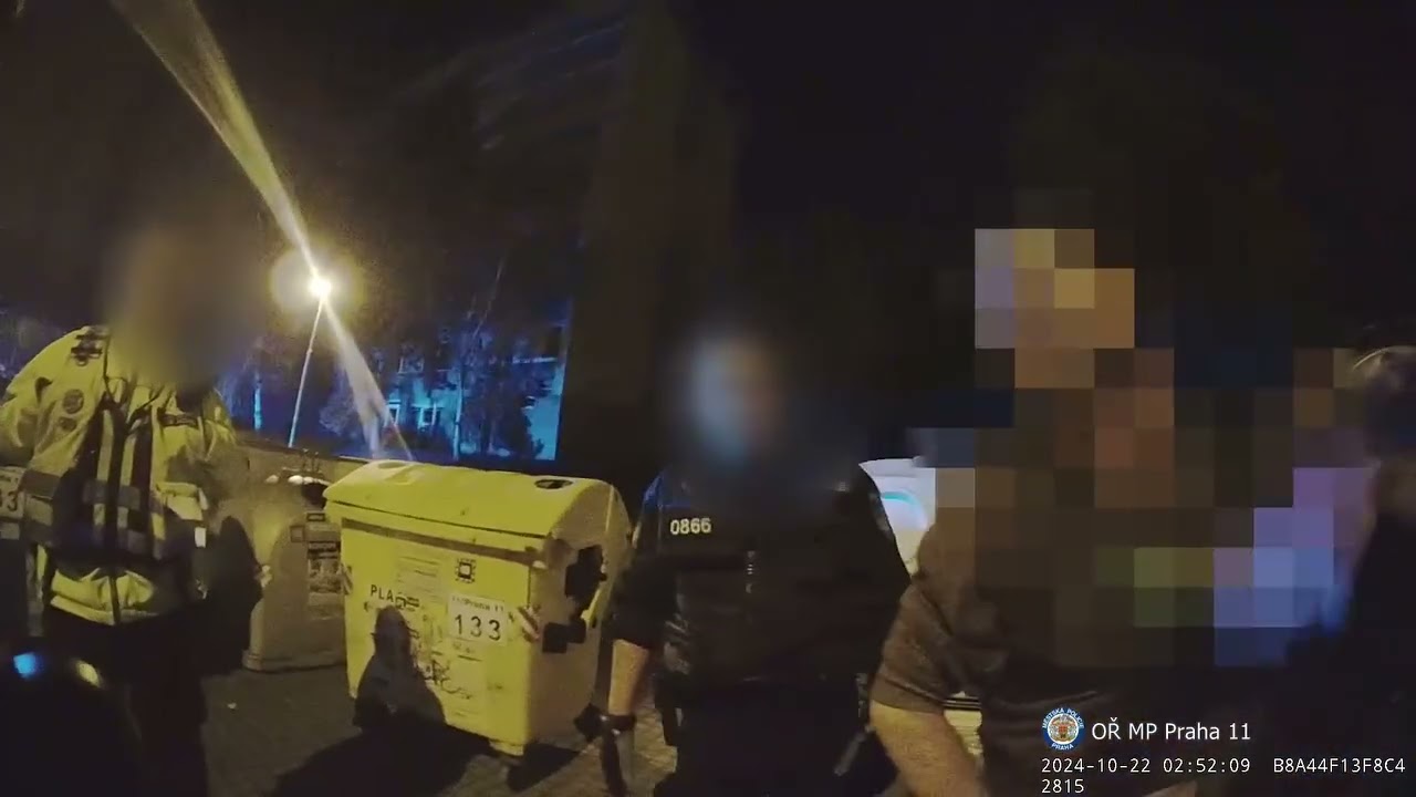 MUŽ ZAKLÍNĚNÝ V KONTEJNERU NA ELEKTROODPAD