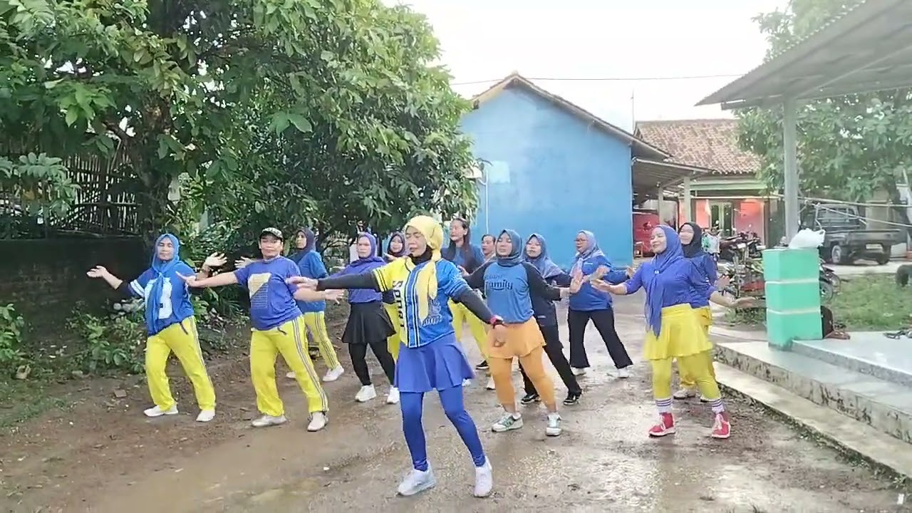 Kiss kecupan sayang by Dwi Puspita & Macan Icikiwir 