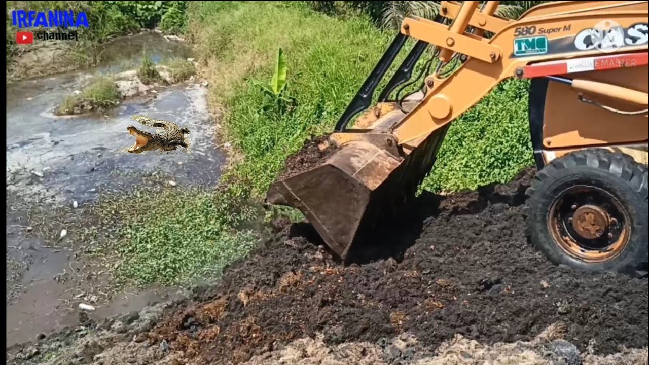 CASE 850 SEMENTARA TOLAK HABUK TERUS JATUH DALAM KOLAM SARANG BUAYA || BACKHOE CASE MALAYSIA