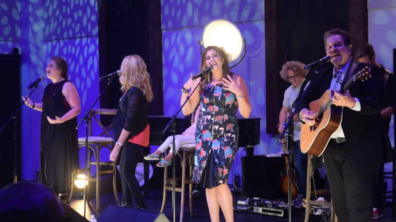 Hillary Scott and Family singing 