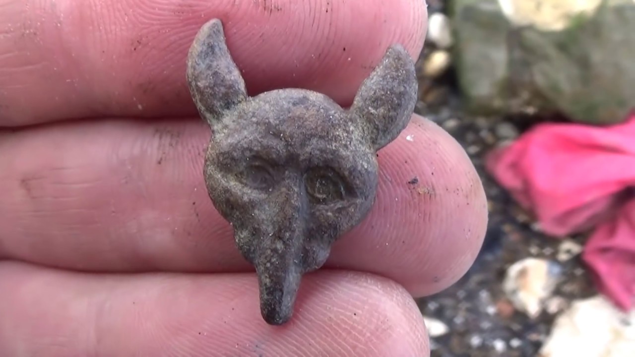 WHAT STORIES WILL THE THAMES REVEAL TODAY?!  - Mudlarking the River Thames with Nicola White