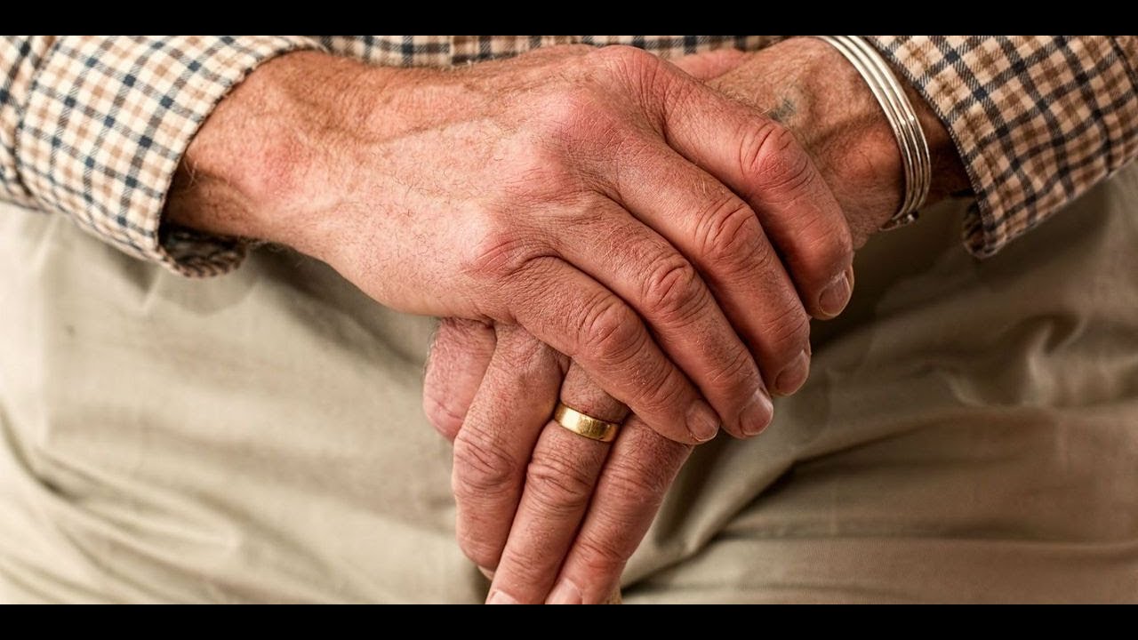Tremblement essentiel : un bracelet commercialis&eacute; pour faciliter la vie des patients