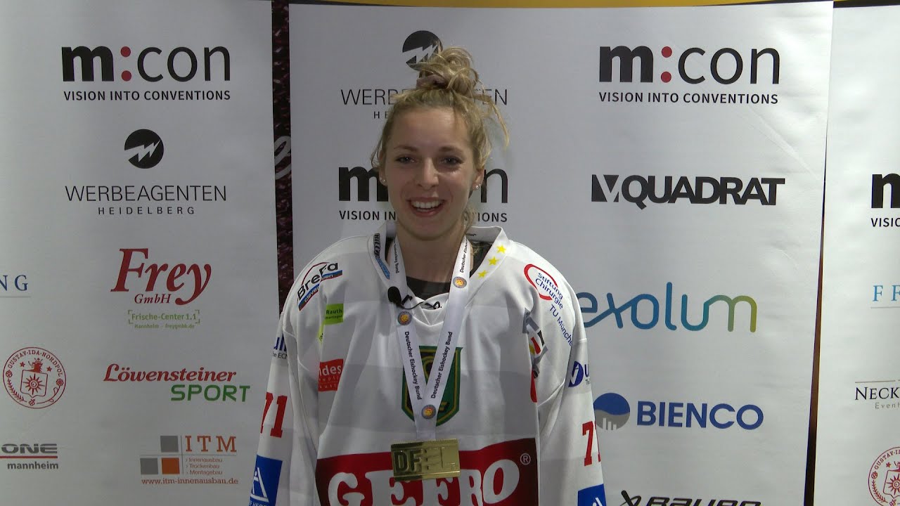 Anne Bartsch (ECDC Memmingen Indians Frauen) zum Gewinn der Meisterschaft, 18.03.2023