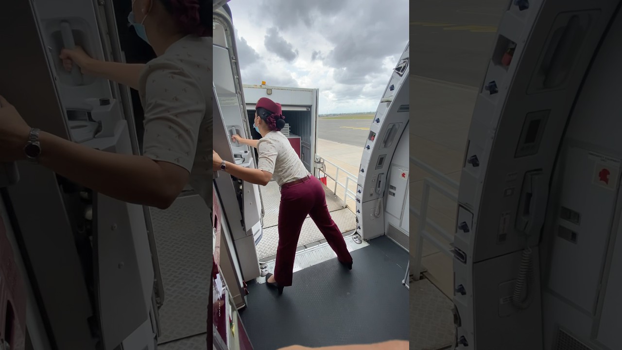It&rsquo;s officially #throwbackthursday closingA330door #qatarairways #qatarairwayscabincrew #cabincrew