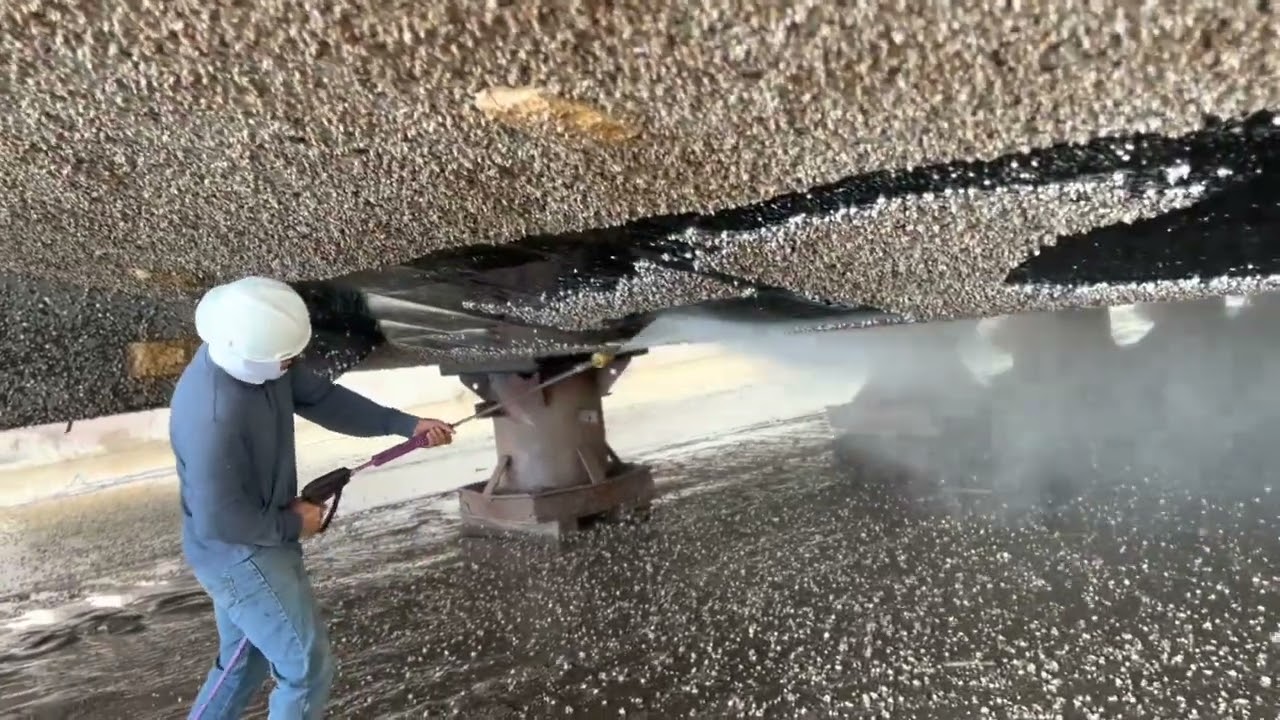 Asi es como se quitan las conchas en los barcos