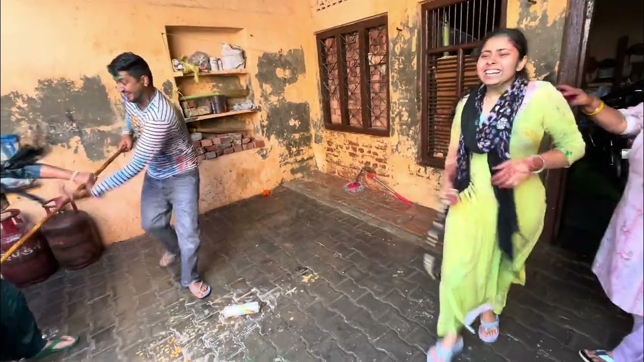 Faag wale din mummy ne kiya chachu ki dhulai or Chachi ne sabke handprint lagwae 