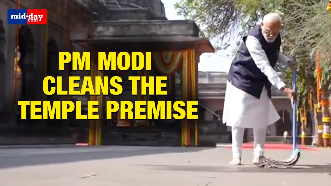 PM Modi in Maharashtra: PM Narendra Modi cleans the premises of Kalaram Temple in Nashik