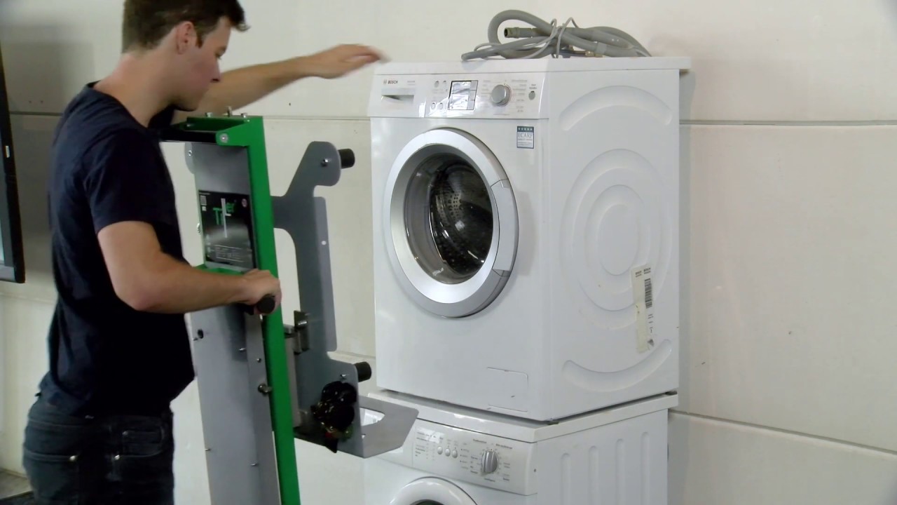Wasmachine en droger handling met Tiller&reg;-hefmobiel, til- en montageapparaat voor witgoed