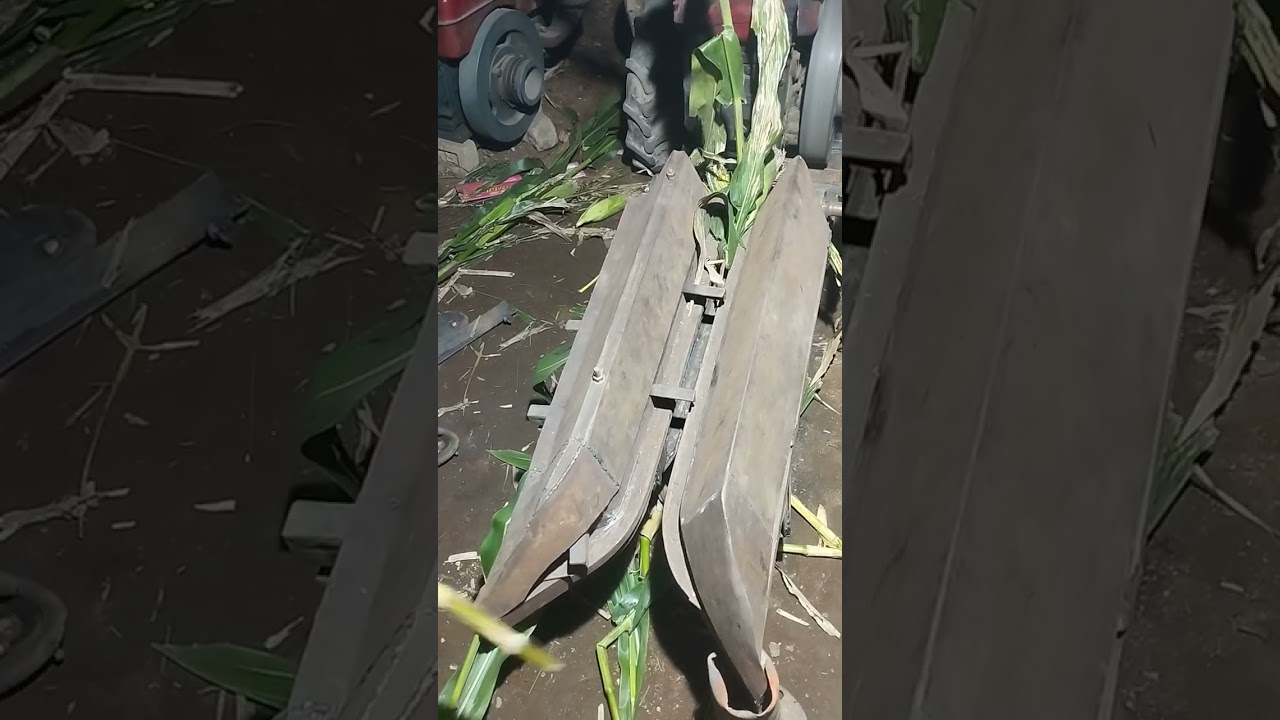 খেত থেকে ভূট্টা তুলা বা ছিরার মেসিন। প্রথম  পরজায়ে চেক হলো।রফিক ইঞ্জিনিয়ারিং ওয়াকসপ। ১৭৯৭৪৭৬৫৮৭