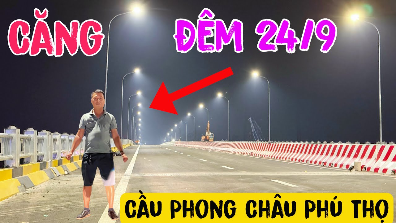 Новейший мост Фонг Чау, заполненный людьми, ожидающими на конце моста, готовящимися к церемонии о...