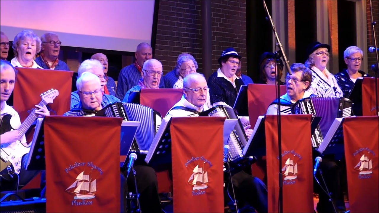 Optreden van het Pekelder Shanty Pluskoor tijdens de koopavondoptreden in theater van Beresteyn